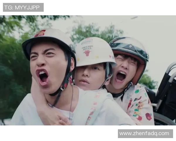 与足球明星亲密合影的女孩展现青春活力与梦想追逐的精彩瞬间 与足球明星亲密合影的女孩展现青春活力与梦想追逐的精彩瞬间