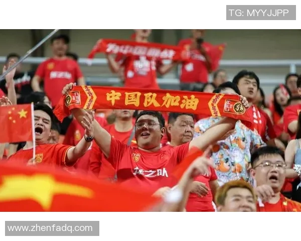 国足签名足球引发热潮球迷争相收藏与互动体验提升